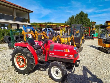 Bükreş, Romanya - 12 Eylül 2022: Mini kazıcı veya traktör MITSUBISHI MT25 12 Eylül 2022 'de Romanya' nın Bükreş kentinde