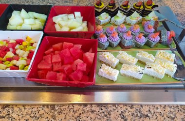 Açık büfedeki raflarda bulunan yiyecekler, Türkiye 'de soyut otel veya Kemer' deki tatil beldesindeki her şeyi kapsıyor. Tatlı kekler ve tatlı