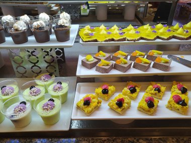 Açık büfedeki raflarda bulunan yiyecekler, Türkiye 'de soyut otel veya Kemer' deki tatil beldesindeki her şeyi kapsıyor. Tatlı kekler ve tatlı