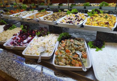 Türkiye 'de soyut otel veya Kemer' deki tatil beldesi dahil olmak üzere açık büfedeki raflarda yiyecek var.