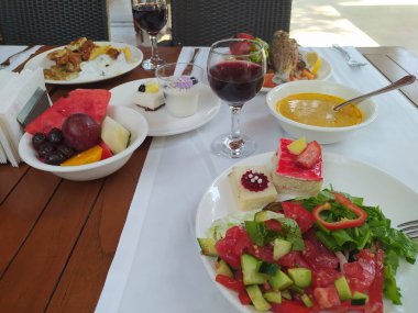 Türkiye 'de soyut otel veya Kemer' deki tatil beldesi dahil olmak üzere açık büfedeki raflarda yiyecek var.