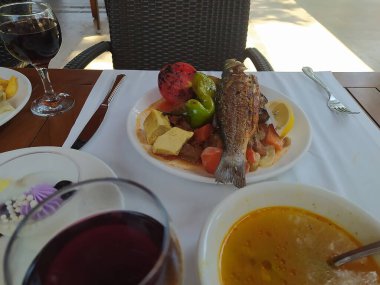 Türkiye 'de soyut otel veya Kemer' deki tatil beldesi dahil olmak üzere açık büfedeki raflarda yiyecek var.