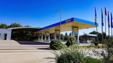 Isparta, Türkiye - 17 Eylül 2022: Opet benzin istasyonu. Opet, Türkiye merkezli önde gelen petrol ve doğalgaz pazarlama ve dağıtım şirketlerinden biri..