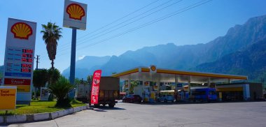 Antalya, Türkiye - 17 Eylül 2022: Shell benzin istasyonu. Shell, merkezi Hollanda 'da bulunan çok uluslu bir petrol ve gaz şirketidir..