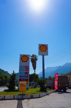 Antalya, Türkiye - 17 Eylül 2022: Shell benzin istasyonu. Shell, merkezi Hollanda 'da bulunan çok uluslu bir petrol ve gaz şirketidir..