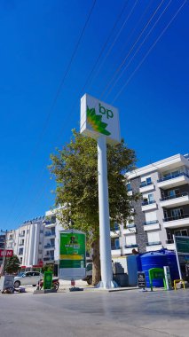 Marmaris, Türkiye - 21 Eylül 2022: BP benzin istasyonu. British Petroleum, İngiltere 'nin başkenti Londra' da bulunan çok uluslu bir petrol ve gaz şirketidir..