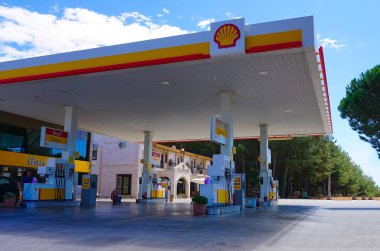 Marmaris, Türkiye - 22 Eylül 2022: Shell benzin istasyonu. Shell, merkezi Hollanda 'da bulunan çok uluslu bir petrol ve gaz şirketidir..