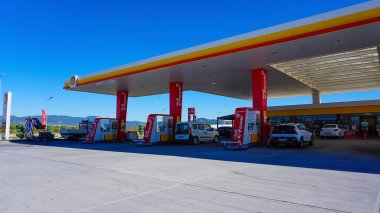 Marmaris, Türkiye - 22 Eylül 2022: Shell benzin istasyonu. Shell, merkezi Hollanda 'da bulunan çok uluslu bir petrol ve gaz şirketidir..