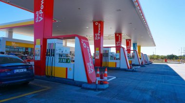 Marmaris, Türkiye - 22 Eylül 2022: Shell benzin istasyonu. Shell, merkezi Hollanda 'da bulunan çok uluslu bir petrol ve gaz şirketidir..
