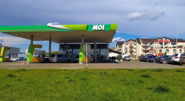 Iasi, Romanya - 11 Eylül 2022: MOL benzin istasyonu. MOS, Agip benzin istasyonlarının yerini alan bir şirket..