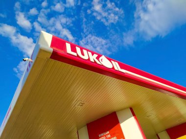 Adjud, Romanya - 12 Eylül 2022: Lukoil benzin istasyonu. Lukoil en büyük Rus petrol şirketlerinden biridir.