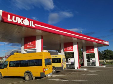 Adjud, Romanya - 12 Eylül 2022: Lukoil benzin istasyonu. Lukoil en büyük Rus petrol şirketlerinden biridir.