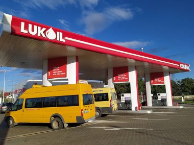 Adjud, Romanya - 12 Eylül 2022: Lukoil benzin istasyonu. Lukoil en büyük Rus petrol şirketlerinden biridir.