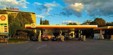 Varna, Bulgaristan - 12 Eylül 2022: Shell benzin istasyonu. Shell, merkezi Hollanda 'da bulunan çok uluslu bir petrol ve gaz şirketidir..
