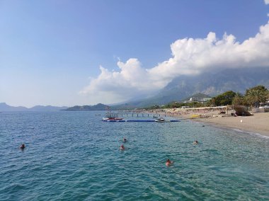 Goynuk, Antalya, Türkiye - 11 Mayıs 2021: Akdeniz kıyısında Kemer yakınlarındaki Goynuk kasabasında sahil, Antalya riviera, Türkiye.