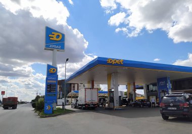 Chorlu, Türkiye - 13 Eylül 2022: Opet benzin istasyonu. Opet, Türkiye merkezli önde gelen petrol ve doğalgaz pazarlama ve dağıtım şirketlerinden biri..
