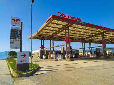 Isparta, Türkiye - 16 Eylül 2022: Toplam enerji istasyonu. TotalEnergies SE 1924 yılında kurulan çok uluslu entegre enerji ve petrol şirketidir..