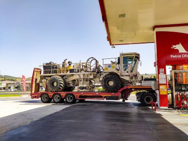 Isparta, Türkiye - 16 Eylül 2022: Ofisi benzin istasyonu. Petrol Ofisi bir Türk yakıt ürünleri dağıtım ve yağlama şirketidir..