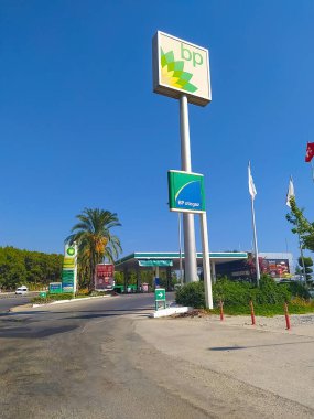 Antalya, Türkiye - 20 Eylül 2022: BP benzin istasyonu. British Petroleum, İngiltere 'nin başkenti Londra' da bulunan çok uluslu bir petrol ve gaz şirketidir..