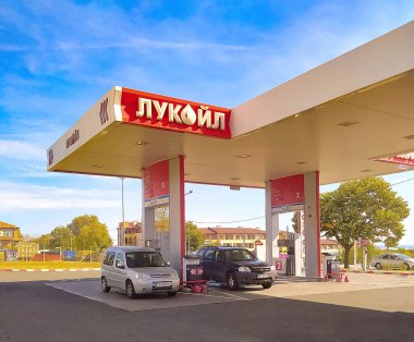 Rusçuk, Bulgaristan - 25 Eylül 2022: Lukoil benzin istasyonu. Lukoil en büyük Rus petrol şirketlerinden biridir.