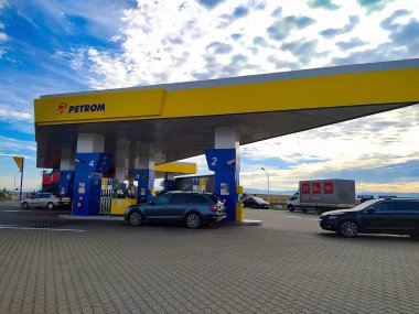 Brashov, Romanya - 26 Eylül 2022: Petrom benzin istasyonu. OMV Petrom S.A., Avusturyalı OMV tarafından kontrol edilen Romen entegre petrol şirketi..