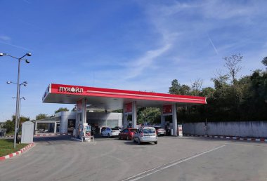 Rusçuk, Bulgaristan - 25 Eylül 2022: Lukoil benzin istasyonu. Lukoil en büyük Rus petrol şirketlerinden biridir.