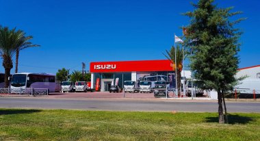 Isparta, Türkiye - 17 Eylül 2022: Isuzu amblemli şirket mağaza binası. Isuzu Motors Ltd, merkezi Japonya 'nın Yokohama şehrinde bulunan çok uluslu bir Japon otomobil üreticisi.