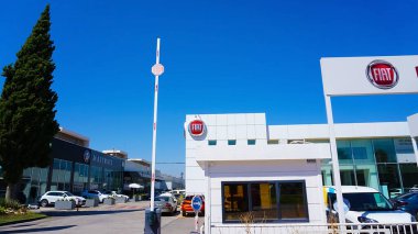 Antalya, Türkiye - 17 Eylül 2022: Fiat Automobiles şirketinin bir galeri binasındaki logosu. İtalyan otomobil üreticisi logoti tabelası olan bir kuaför. Marka gösteri panosu amblemi.