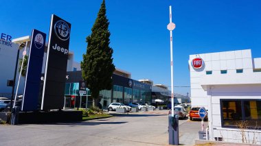Antalya, Türkiye - 17 Eylül 2022: Fiat Automobiles şirketinin bir galeri binasındaki logosu. İtalyan otomobil üreticisi logoti tabelası olan bir kuaför. Marka gösteri panosu amblemi.