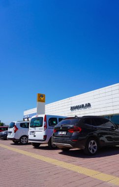 Antalya, Türkiye - 17 Eylül 2022: Renault Showroom. Renault galerisinin vitrini ve arabası. Renault Group, 1899 yılında kurulan çok uluslu Fransız otomobil üreticisi..