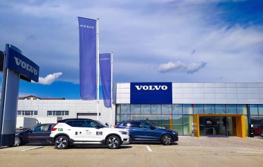 Iasi, Romanya - 11 Eylül 2022: Volvo bayiliğinin dış görünümü. Volvo Cars, merkezi Göteborg 'da bulunan İsveçli çok uluslu lüks araç üreticisi..
