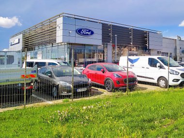 Iasi, Romanya - 11 Eylül 2022: Volvo bayiliğinin dış görünümü. Ford Motor Company, Amerikalı bir otomobil üreticisi..