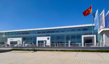 İstanbul, Türkiye - 16 Eylül 2022: Volkswagen Mağazaları ve Billboardları. Volkswagen merkezi Wolfsburg, Aşağı Saksonya, Almanya 'da bulunan bir Alman otomobil üreticisi..