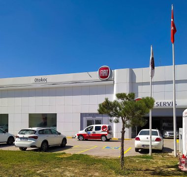 İstanbul, Türkiye - 16 Eylül 2022: Fiat Automobiles şirket logosu bir bayilik binasında. İtalyan otomobil üreticisi logoti tabelası olan bir kuaför. Marka gösteri panosu amblemi.