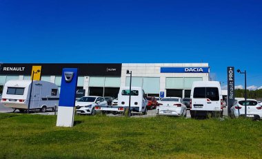 Antalya, Türkiye - 17 Eylül 2022: Bir Dacia mağazasının girişini imzalayın. Dacia Rumen bir otomobil üreticisi