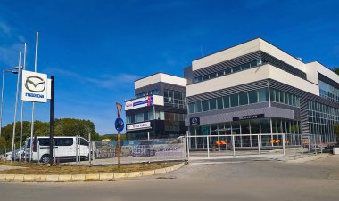 Varna, Bulgaristan - 25 Eylül 2022: Mazda bayiliğinin dış görünümü. Mazda Motor Corporation merkezi Fuchu, Hiroşima, Japonya 'da bulunan çok uluslu bir otomotiv üreticisi..