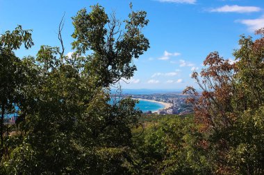 Güneşli bir günde panorama. Bulgaristan 'ın Nessebar kentindeki Sunny plaj tatil beldesinin körfezi manzaralı