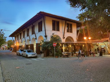 Nesebar, Bulgaristan - 13 Eylül 2022: Bulgaristan 'ın Karadeniz kıyısındaki Nesebar kentinin tarihi antik duvarları yakınındaki sokak