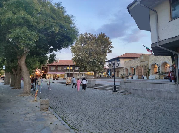 ブルガリアのネスバー2022年9月13日 夏にブルガリアの黒海沿岸の旧市街ネスバー市の歴史的な古代の壁の近くの通り — ストック写真