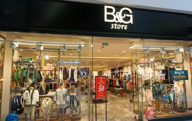 İstanbul, Türkiye - 15 Eylül 2022: Şehirdeki Forum Alışveriş Merkezi, çocuklar için giyim mağazası.