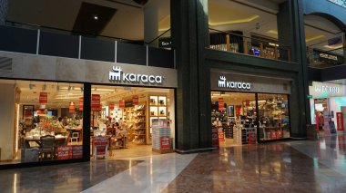 İstanbul, Türkiye - 15 Eylül 2022: Alışveriş Merkezi Forumundaki Karaca lüks mutfak gereçleri mağazası