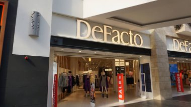 İstanbul, Türkiye - 15 Eylül 2022: Defacto mağazası alışveriş merkezi Forum 'da. De Facto bir Türk mağaza zinciri ve bir moda perakendecisi ve üreticisi..