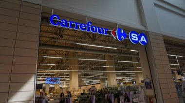 İstanbul, Türkiye - 15 Eylül 2022: Carrefour hipermarketinin alışveriş merkezi Forum 'a girişi. Carrefour Avrupa 'nın en önemli hipermarket zincirlerinden biridir.
