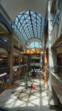 İstanbul, Türkiye - 15 Eylül 2022: İstanbul Alışveriş Merkezi 'nin iç görünümü. Forum, sadece Türkiye 'de değil, Avrupa genelinde İstanbul' un Bayrampasa ilçesinde yer alan en büyük alışveriş merkezi.