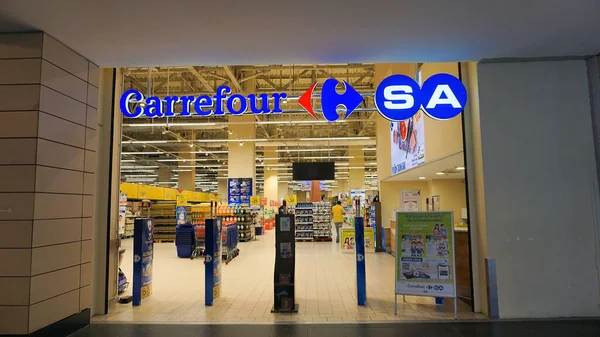İstanbul, Türkiye - 15 Eylül 2022: Carrefour hipermarketinin alışveriş merkezi Forum 'a girişi. Carrefour Avrupa 'nın en önemli hipermarket zincirlerinden biridir.