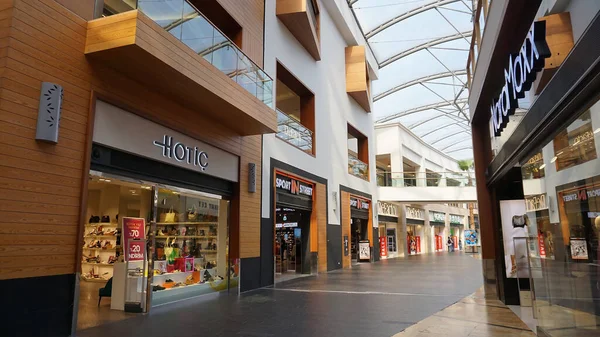 İstanbul, Türkiye - 15 Eylül 2022: İstanbul Alışveriş Merkezi 'nin iç görünümü. Forum, sadece Türkiye 'de değil, Avrupa genelinde İstanbul' un Bayrampasa ilçesinde yer alan en büyük alışveriş merkezi.