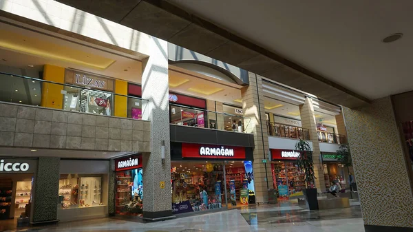 İstanbul, Türkiye - 15 Eylül 2022: İstanbul Alışveriş Merkezi 'nin iç görünümü. Forum, sadece Türkiye 'de değil, Avrupa genelinde İstanbul' un Bayrampasa ilçesinde yer alan en büyük alışveriş merkezi.