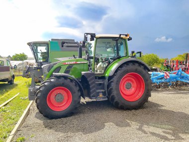 Kyiv, Ukrayna - 16 Haziran 2022: Çağdaş tarım tekerli traktör Fendt 16 Haziran 2022 tarihinde Ukrayna 'nın Kyiv kentinde