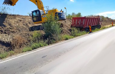 Bükreş, Romanya - 12 Eylül 2022: Romanya 'nın Bükreş kenti yakınlarında inşa edilecek koruyucu baraj üzerine çakıl taşı yükleme