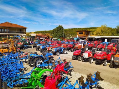 Bükreş, Romanya - 12 Eylül 2022: Mini kazıcı veya traktör MITSUBISHI MT25 12 Eylül 2022 'de Romanya' nın Bükreş kentinde